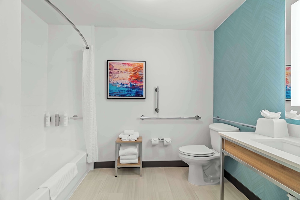 Suite, 1 King Bed, Accessible photo 3