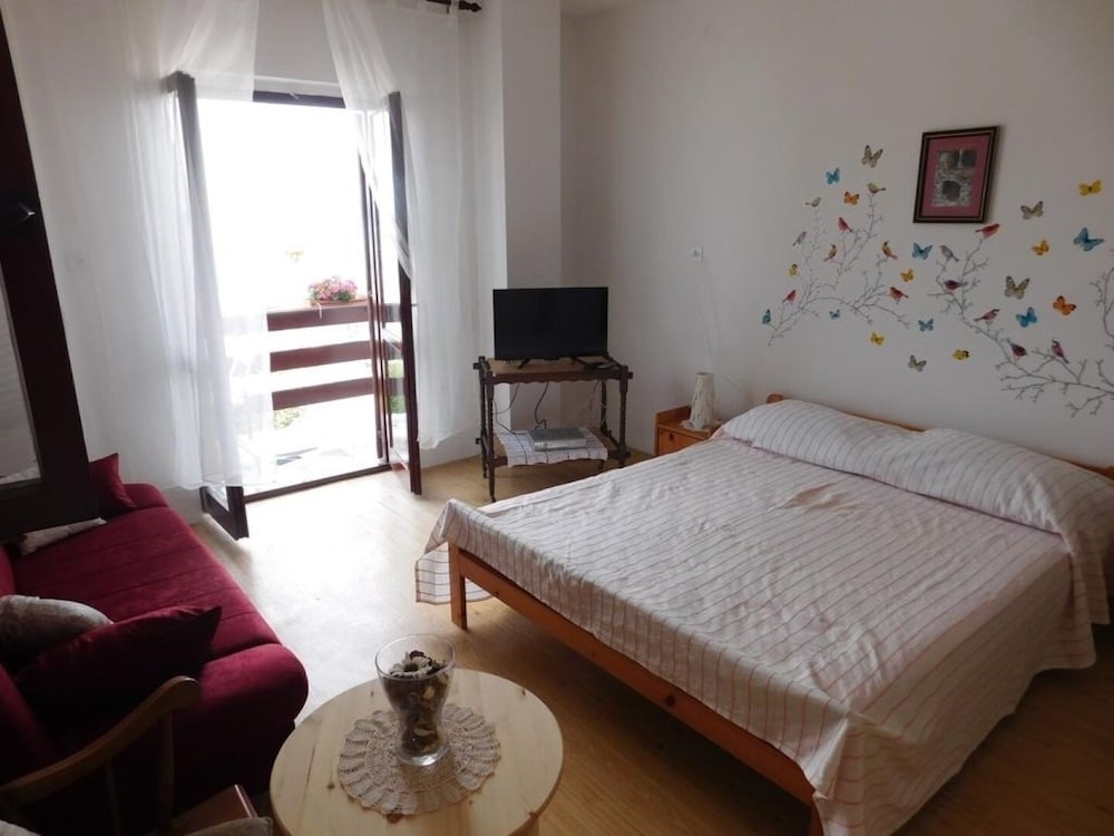 Apartment (Mili - near the sea and the centar of) photo 1