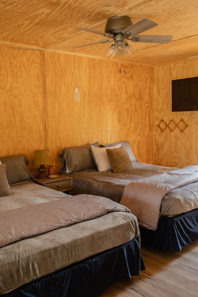 Wagon Wheel Suite #3 (2 Queen Beds) photo 1