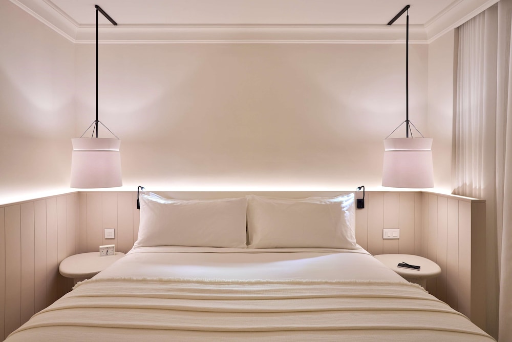 Junior Suite, 1 King Bed, Pool View (60sqm) - Photo 1