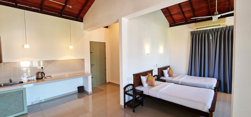 Superior Studio Suite, Balcony, Pool View photo 2