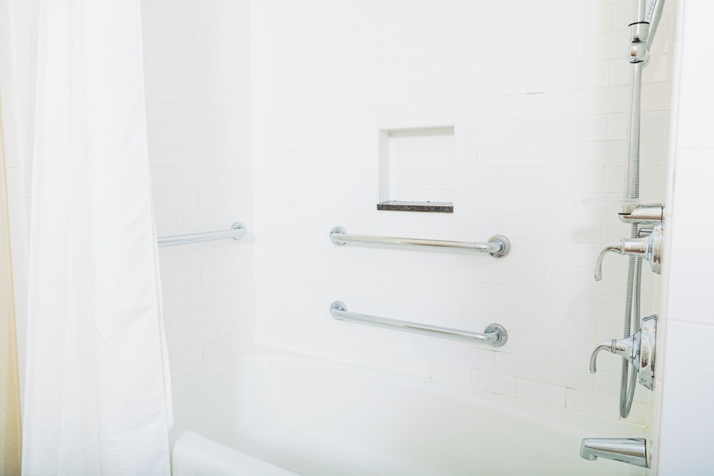 Standard Room, 1 King Bed, Bathtub Grab Bars, City View - Photo 5