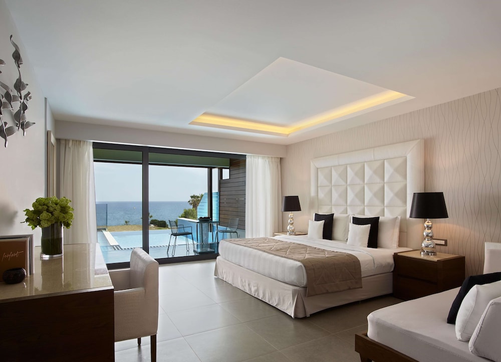 Superior Junior Suite with Private Pool & Sea View - Photo 2