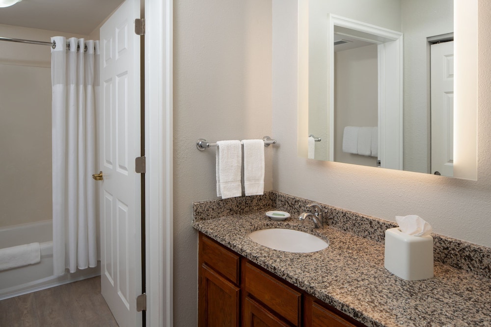Suite, 1 Bedroom (Mobility/Hearing Accessible, Tub) thumbnail 5