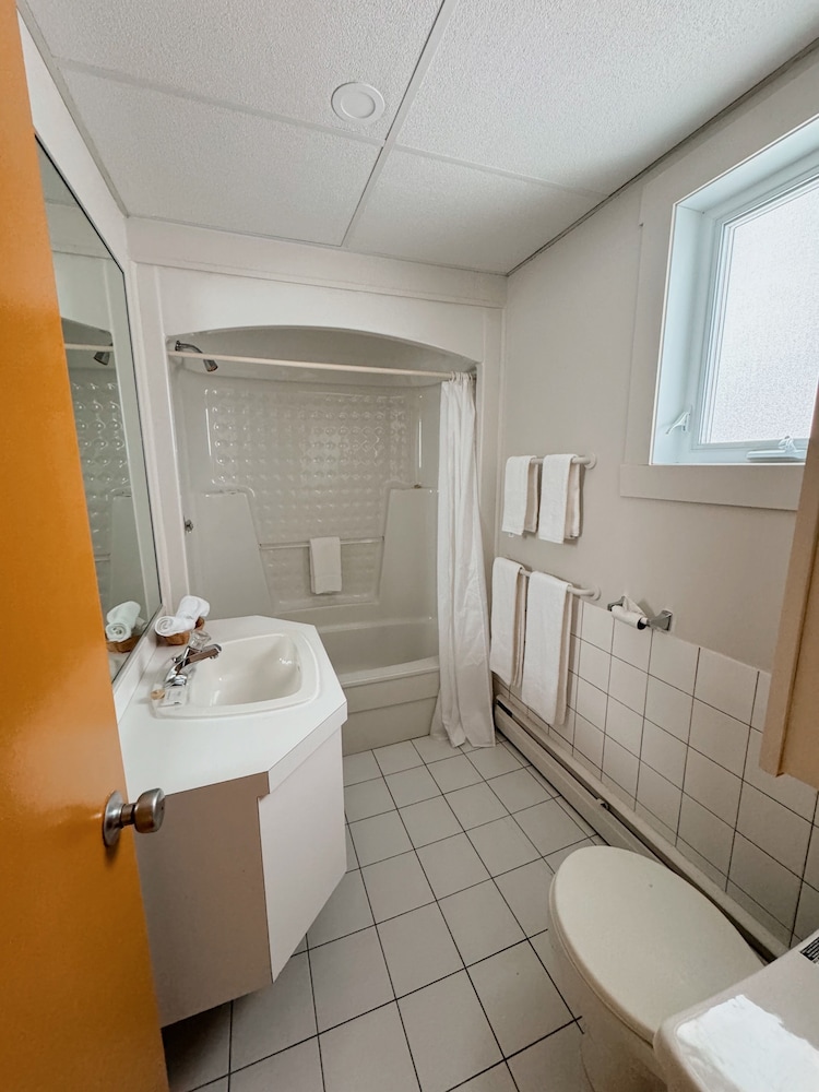 Room 1 Queen Bed Saguenay View photo 3