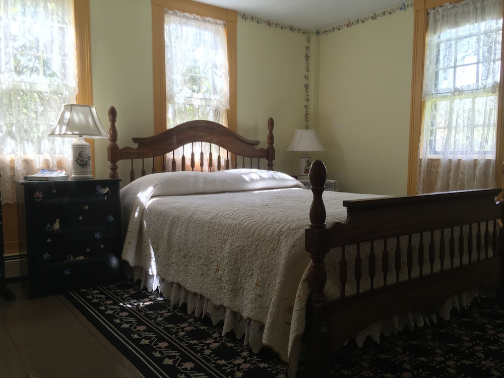 Sundew Room- Shared Bathroom