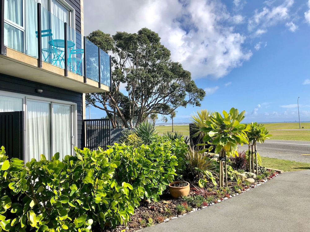 Premium Studio, 1 King Bed, Patio, Partial Sea View photo 3