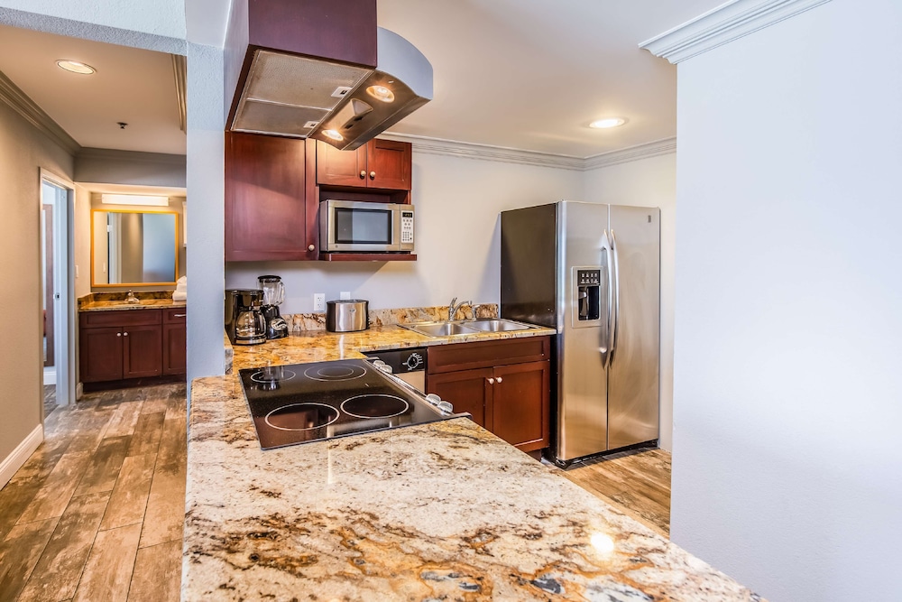 1 Bedroom Suite w/Kitchen, 2 Balconies, Gulf Front,  Non-Smoking - Photo 4