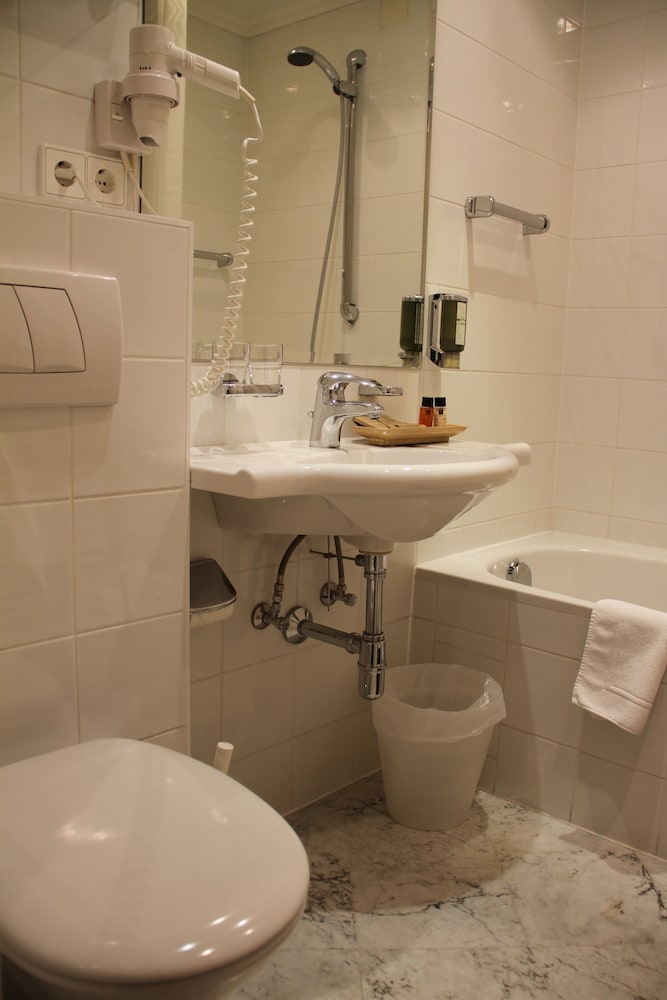 Double Room Single Use - Photo 4