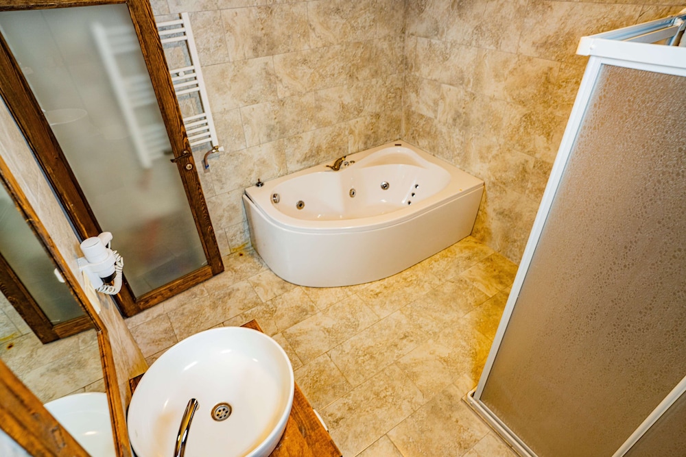 Superior Suite, Jetted Tub - Photo 22