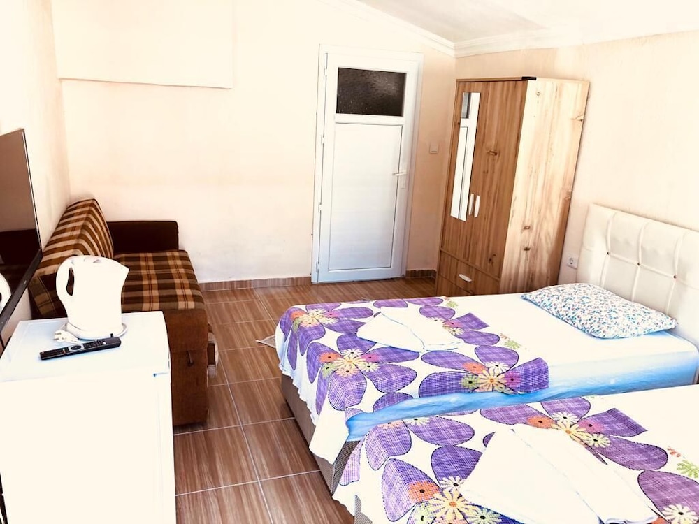 Economy Twin Room photo 2