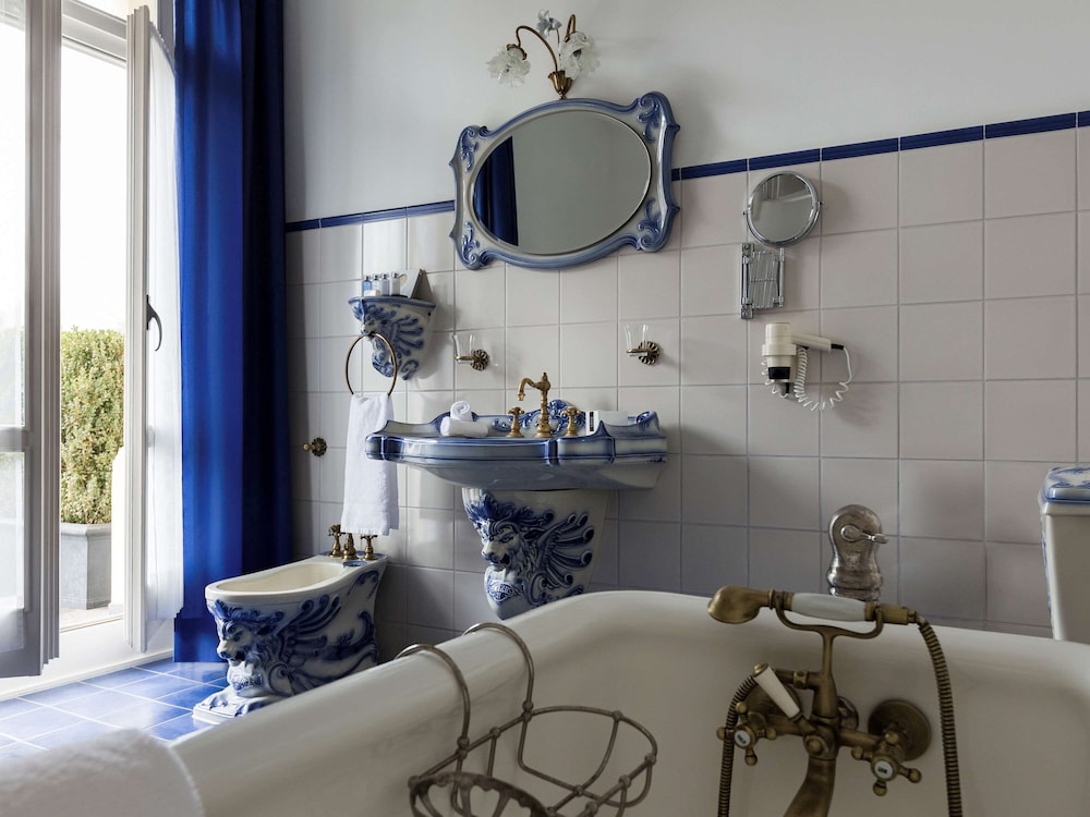 Historic, customized rooms in Baroque style with A/C and balcony