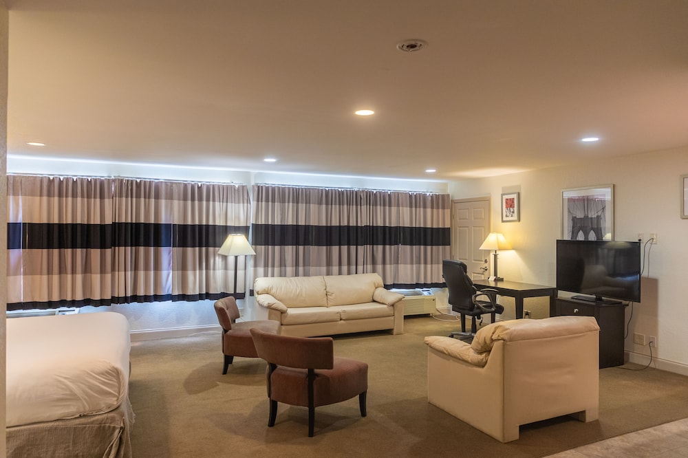 King Suite - Non-Smoking - Photo 11