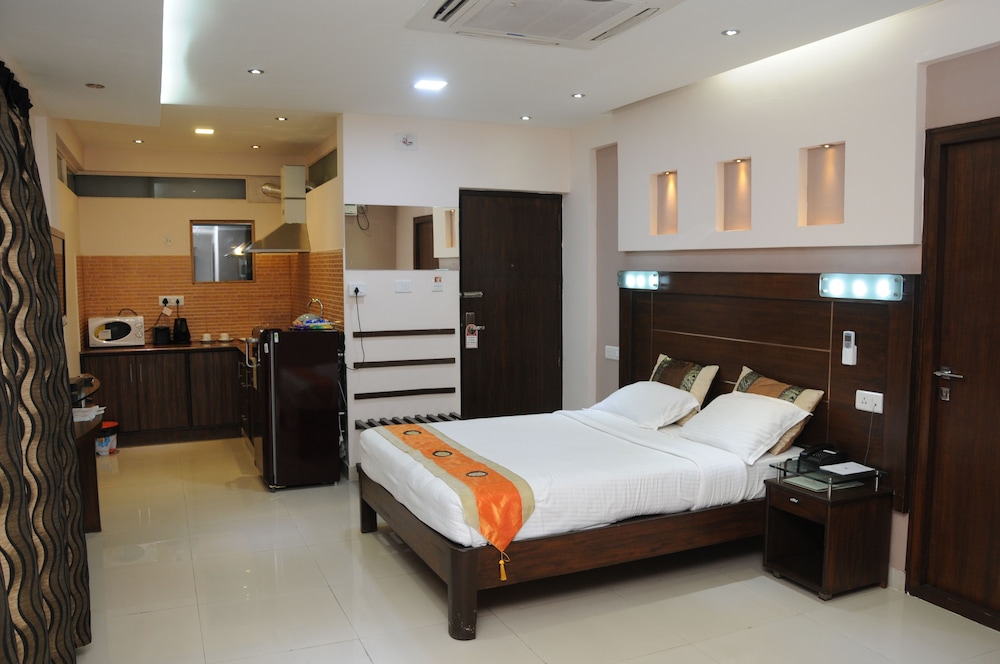 Deluxe Studio Suite, 1 Queen Bed, Accessible, Kitchenette photo 1