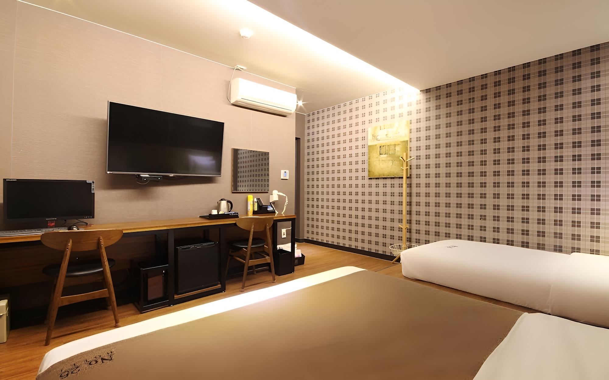 Room (Twin (Free Netflix)) - Photo 2