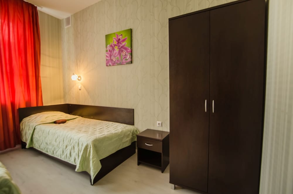 Economy Triple Room photo 3