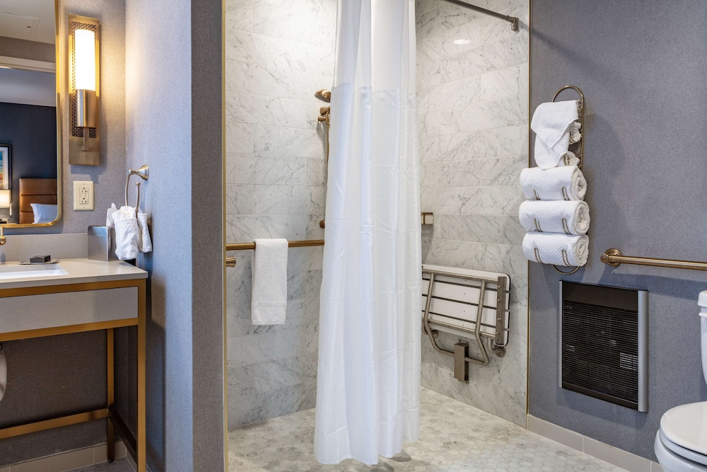 Deluxe Room, 2 Queen Beds, Accessible, Bathtub (Hearing) - Photo 5