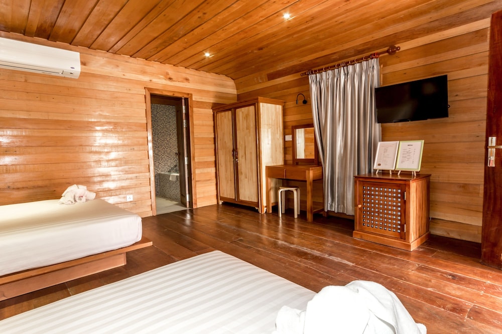 Deluxe Triple Room, Multiple Beds, Balcony, Poolside