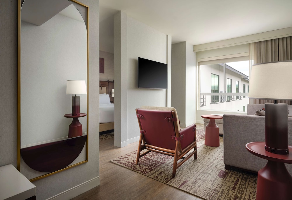 Junior Room, 1 King Bed, Accessible (Hearing) - Photo 4