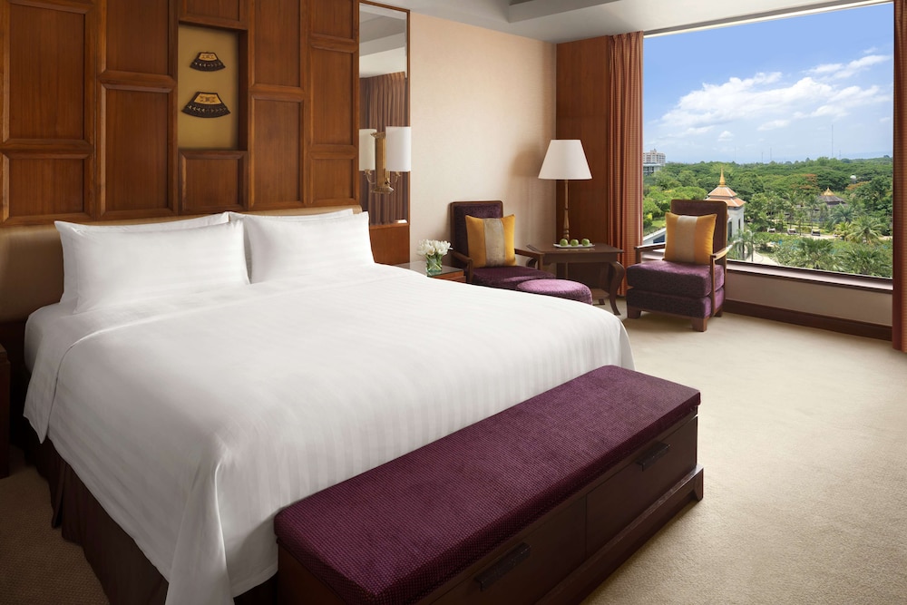 Deluxe Room, 1 King Bed, Pool View - Photo 1
