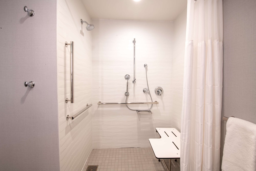 Room, 2 Queen Beds, Accessible (Roll-In Shower) - Photo 5