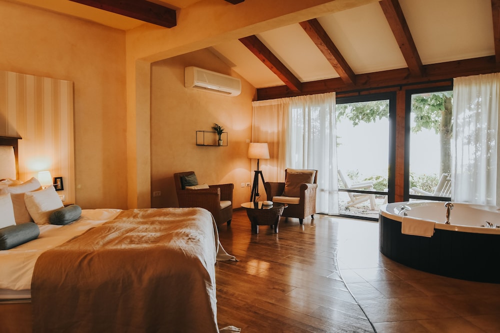 Deluxe Suite, 1 Bedroom, Lakeside photo 1