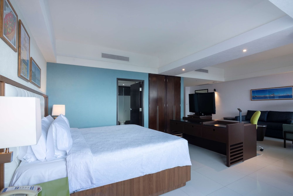 Studio, 1 King Bed, Refrigerator (Wet bar) - Photo 2