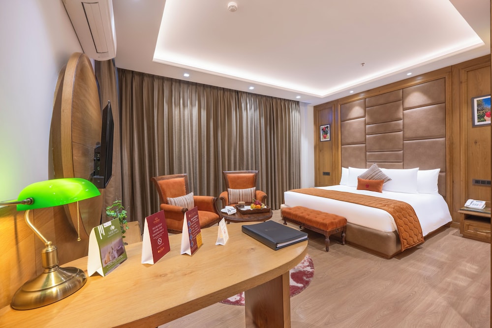 Suite, 1 King Bed, Mountain View