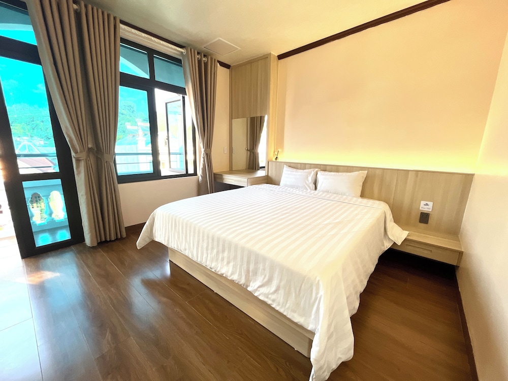 Deluxe Double Room, Balcony, Hill View photo 3