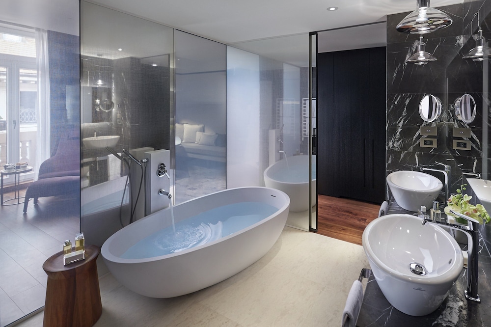 Junior Suite, 1 King Bed, Terrace thumbnail 6
