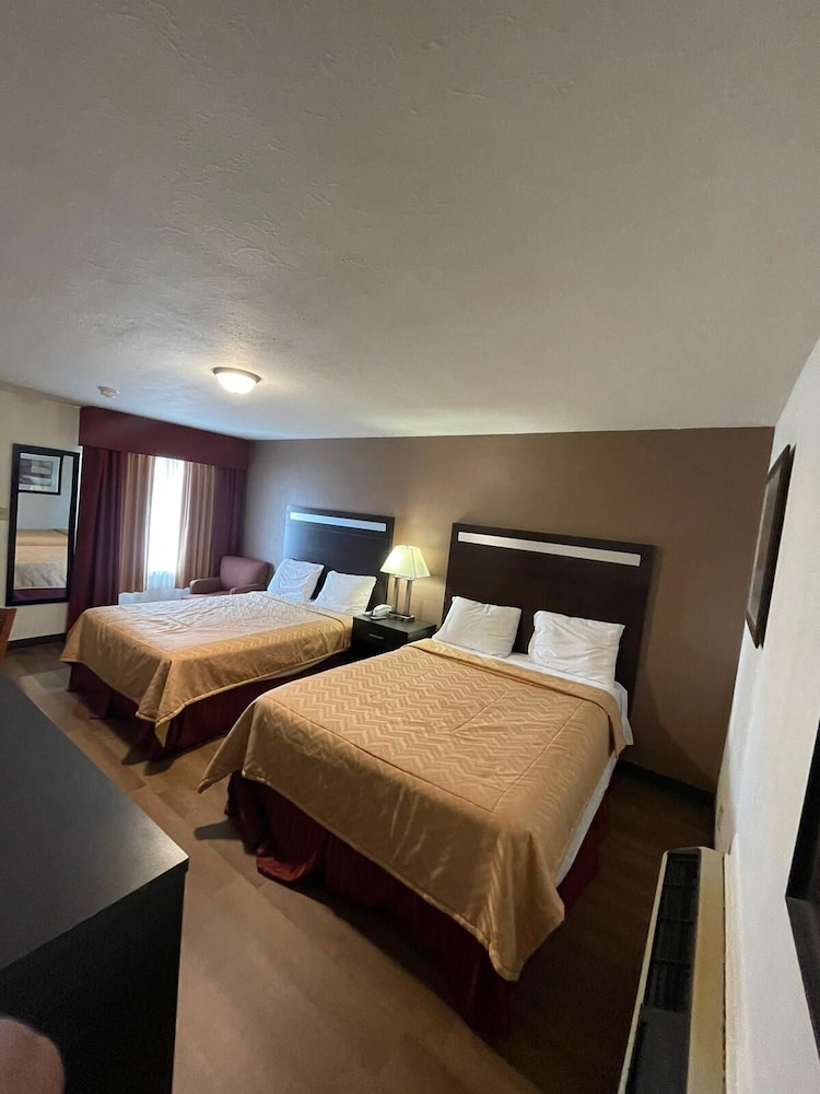 Room, 2 Queen Beds photo 1
