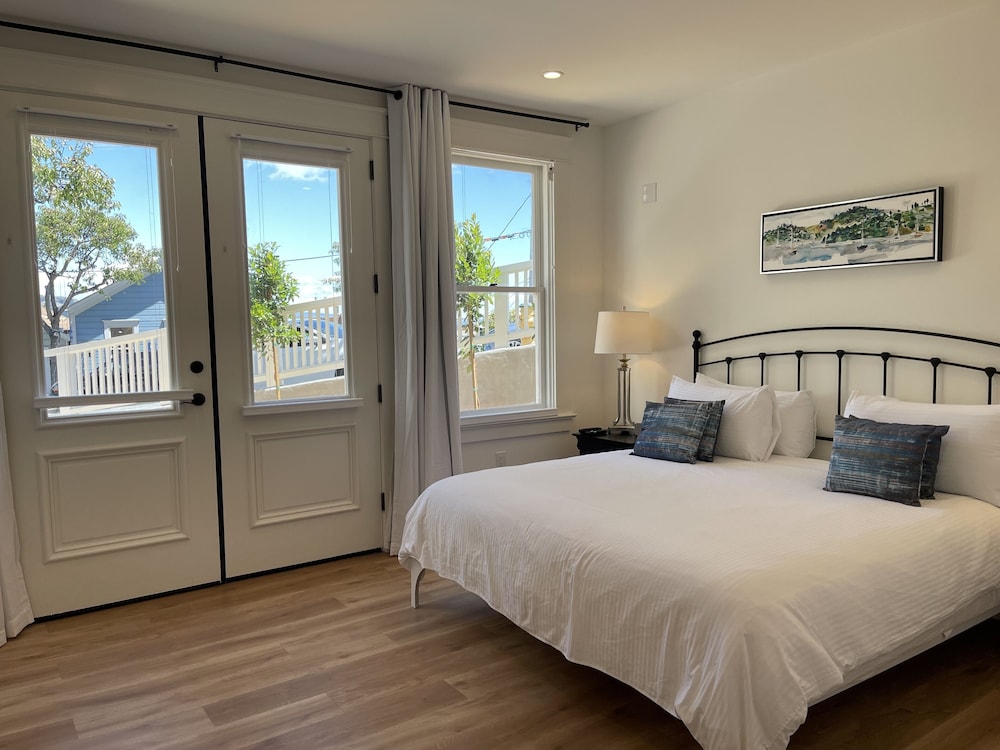 Deluxe Room, 1 King Bed - Photo 1