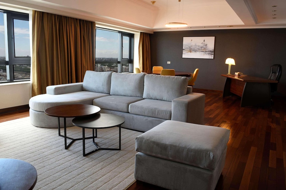 Suite, 1 Queen Bed, Non Smoking (Ambassador) - Photo 4