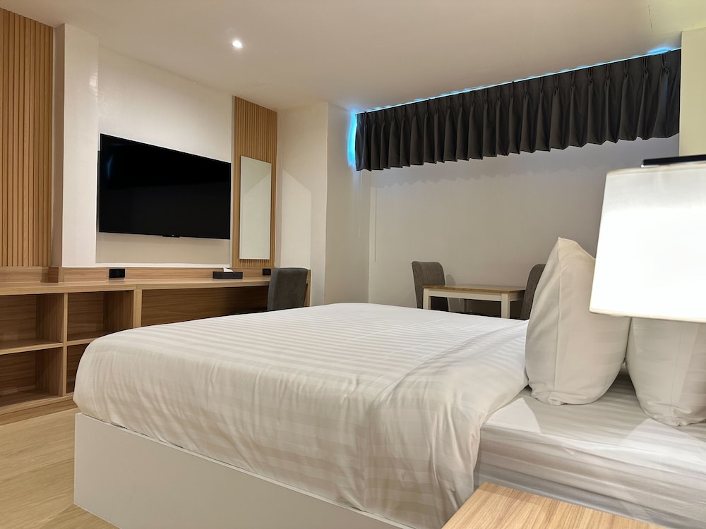 Deluxe Double Room, No Window, Non-Smoking photo 3