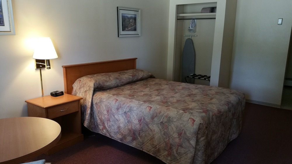 Standard Room, 1 Queen Bed photo 2