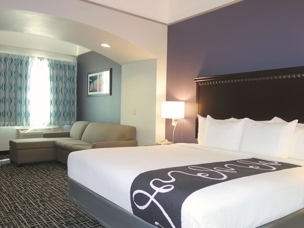 Executive Suite, 1 King Bed, Accessible, Non Smoking (Mobility/Hearing) - Photo 1