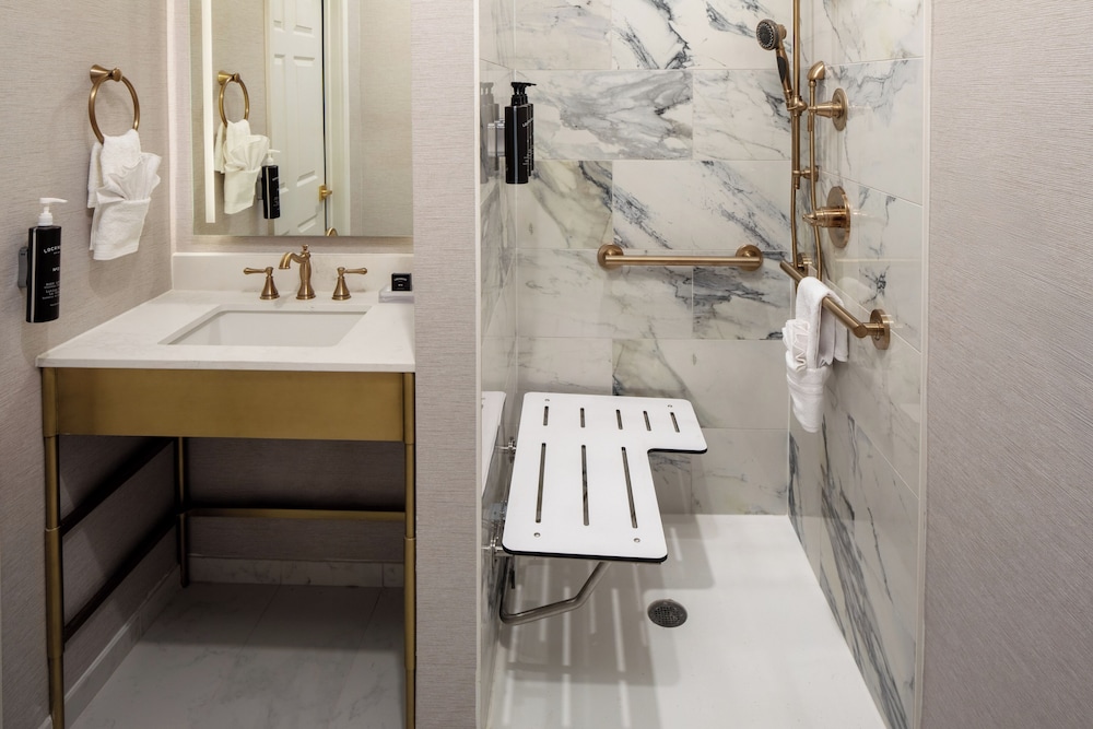 Room, 2 Queen Beds, Accessible (Mobility & Hearing, 3x3 Shower) - Photo 4
