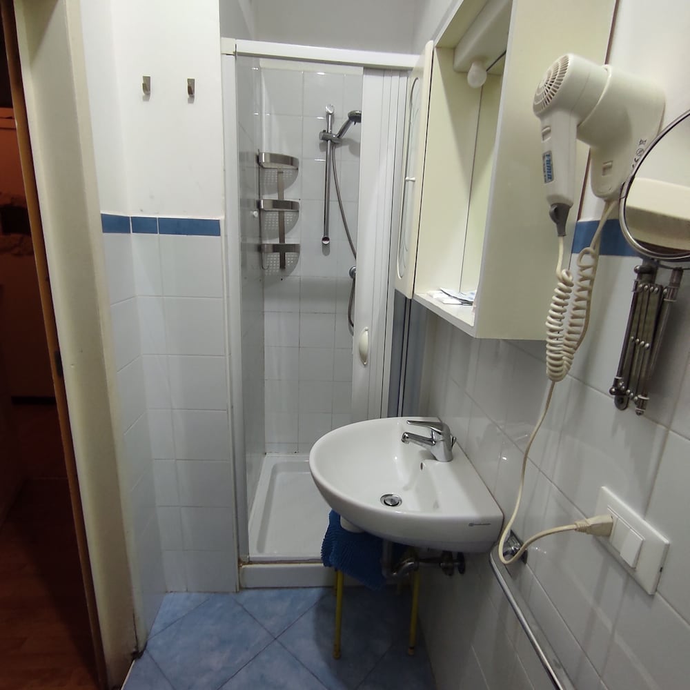 Economy Double Room - Photo 10