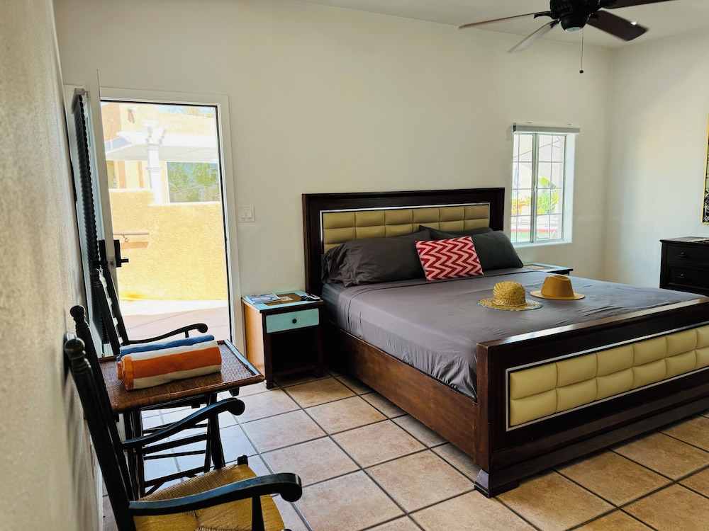 Economy Studio, 1 King Bed, Kitchen, Poolside