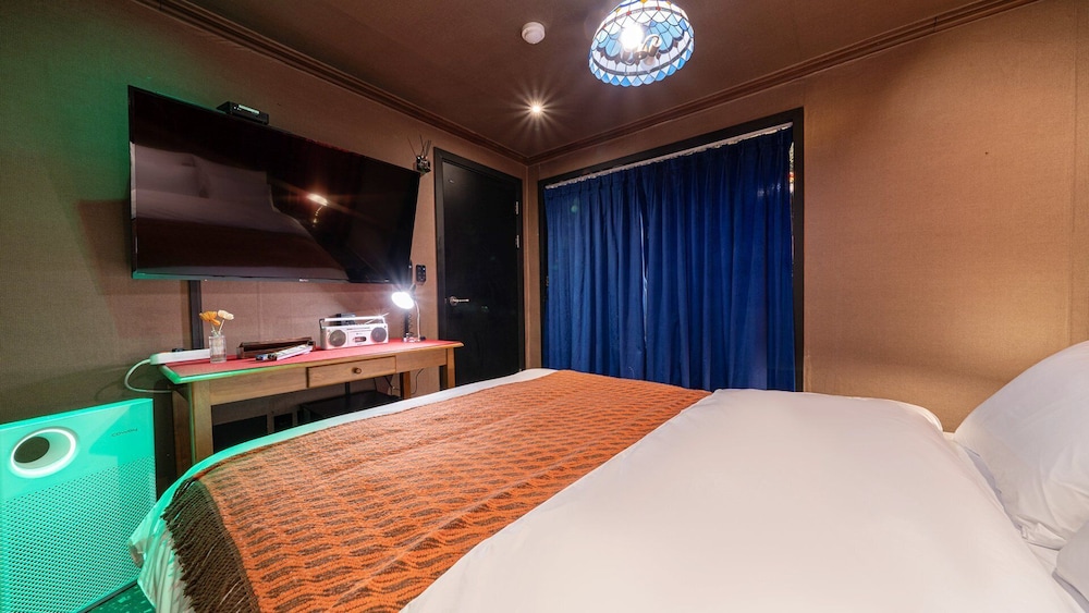 Party Room - Photo 5