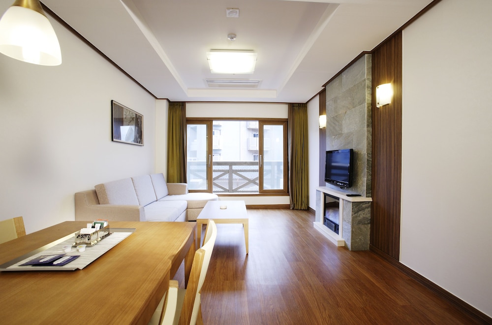 Suite, 1 Bedroom - Photo 8