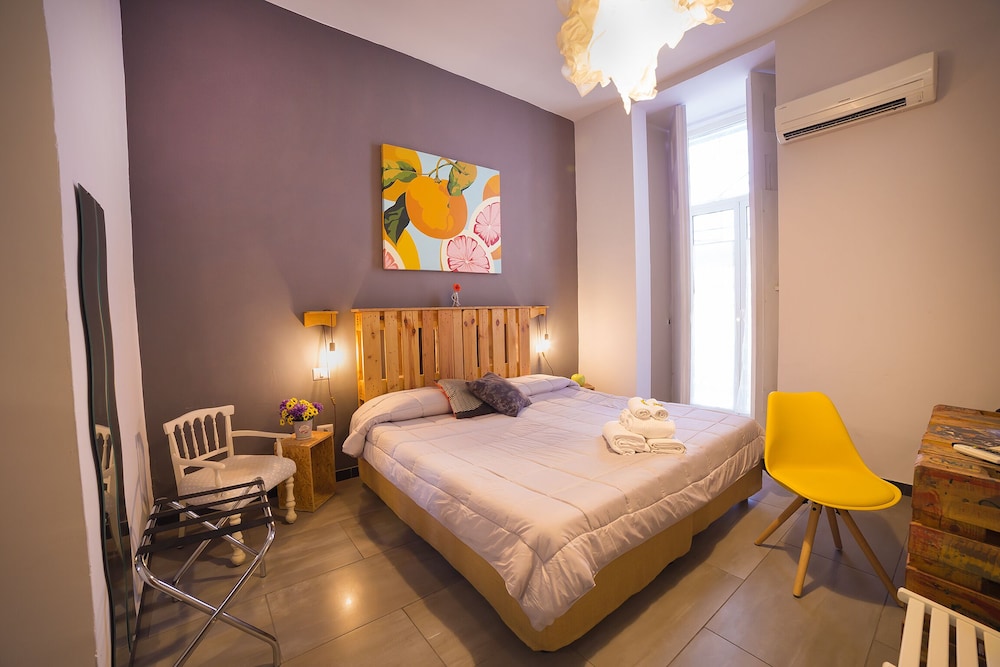 Suite, Annex Building (P.za Dante,Vico Carceri San Felice 13)