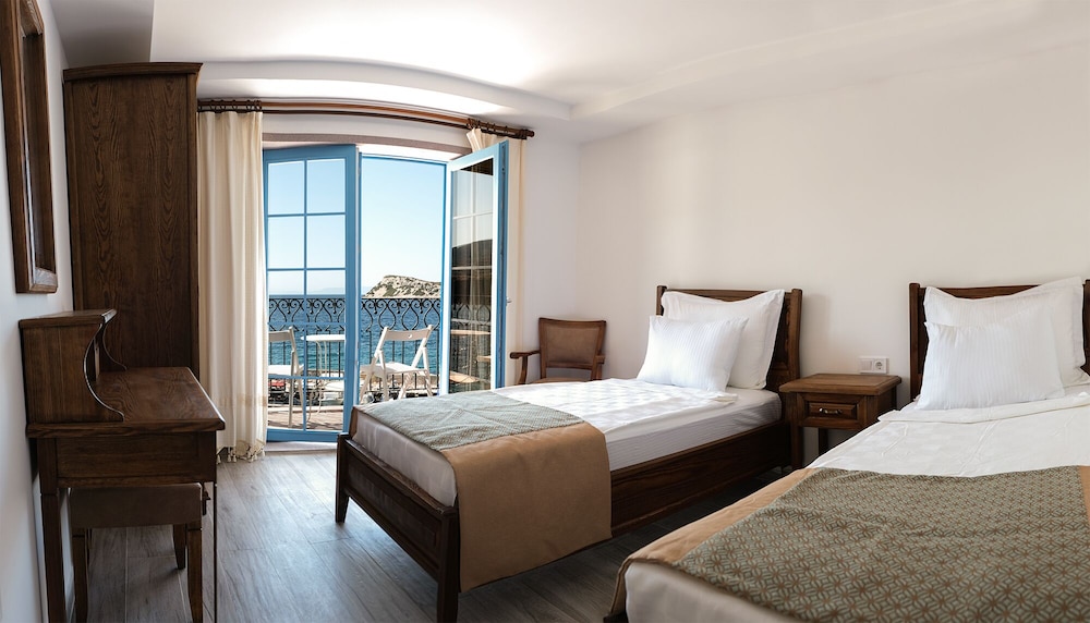 Single Room, Sea View