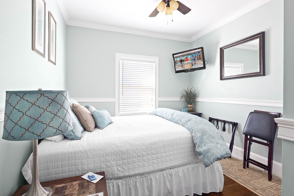 Standard Queen (Small & Cozy) photo 2