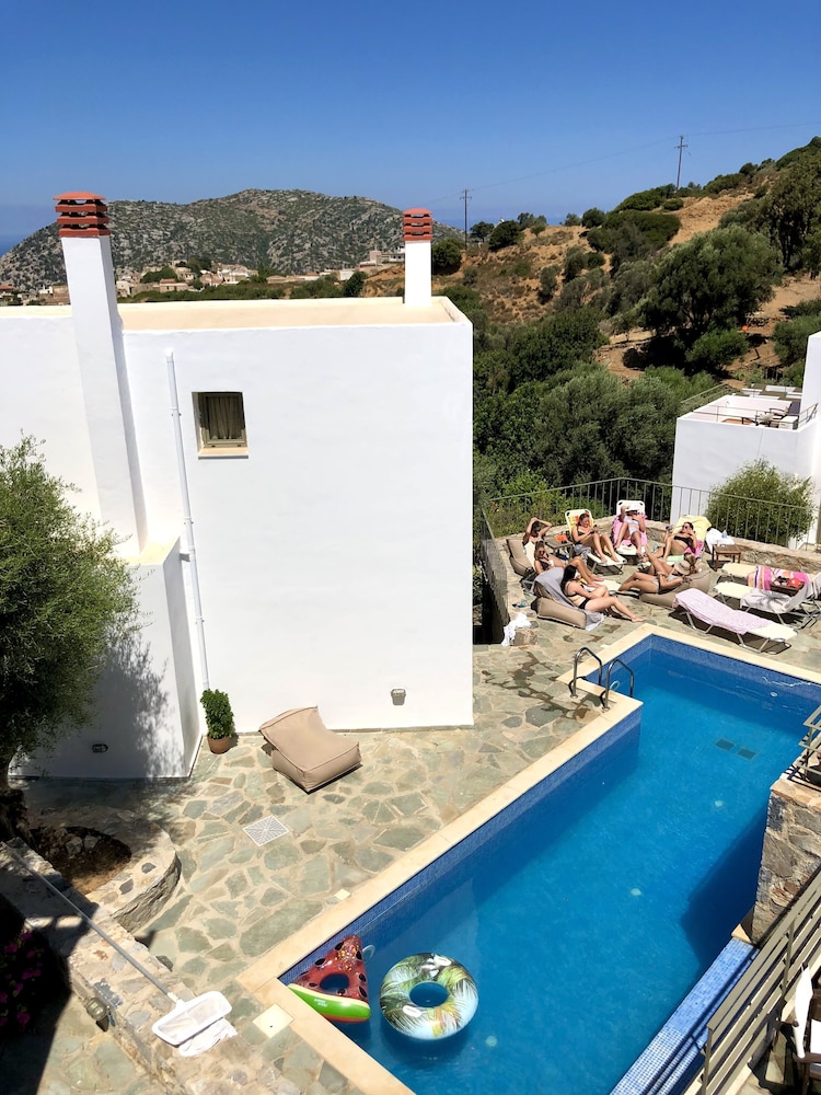 Villa (Alpha) photo 2