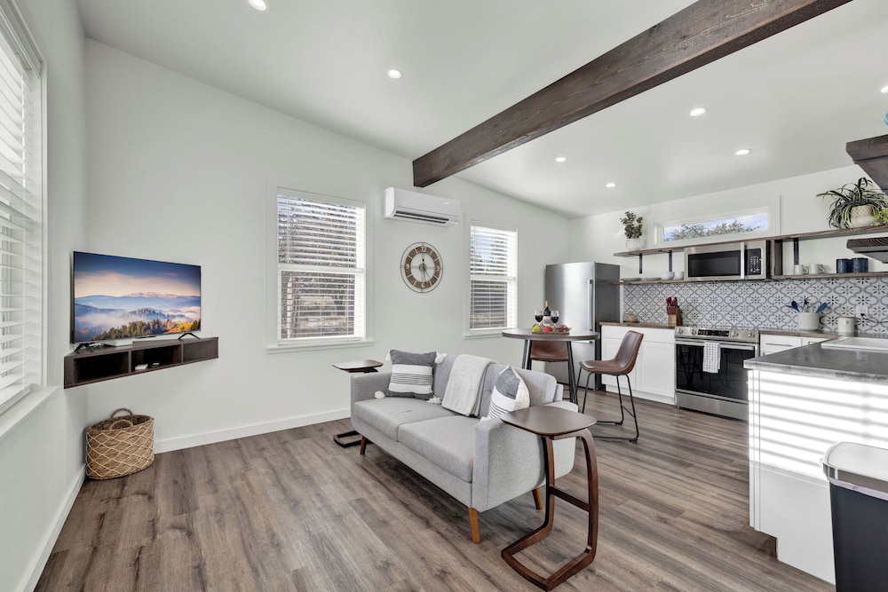 House, 1 King Bed, Hot Tub (155 Moellering Guest)