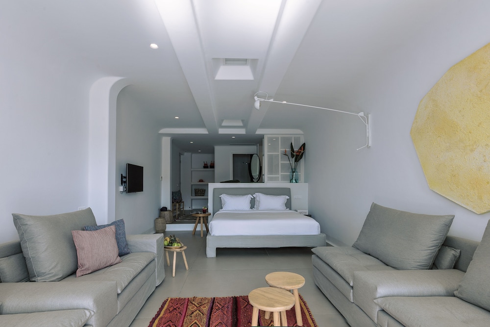 Senior Studio Suite, 1 King Bed with Sofa bed, Pool View