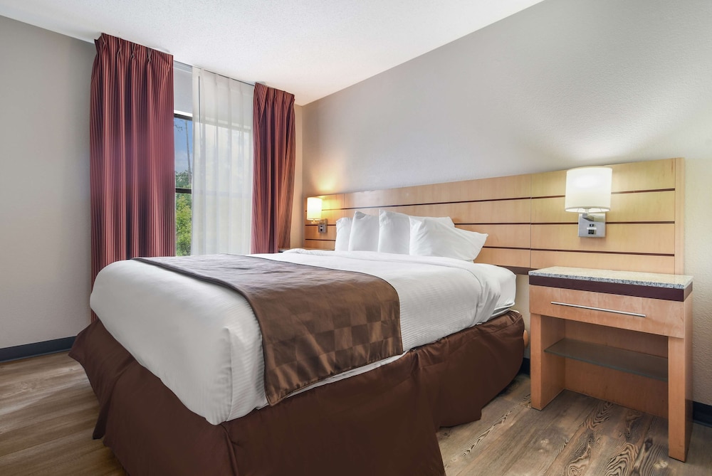Suite, 1 King Bed, Smoking, Refrigerator & Microwave (with Sofabed) - Photo 1