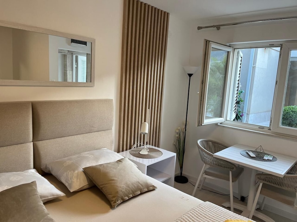 Classic Studio, 1 Queen Bed, Partial Sea View, Courtyard Area photo 3