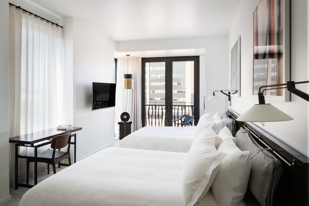 Room, 2 Queen Beds, Corner photo 1